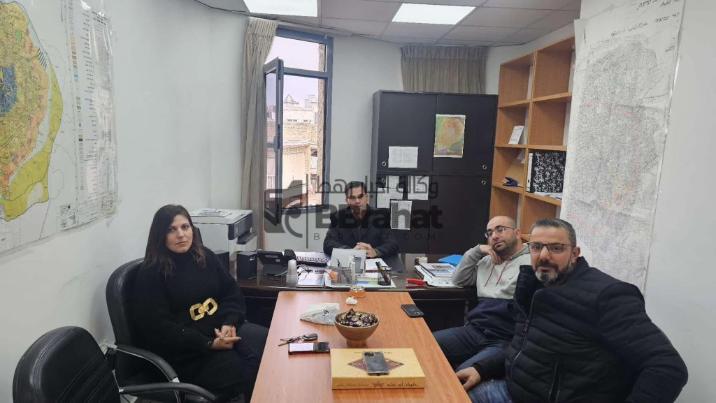 بلدية الطيبة تتراجع عن قرار فرض رسوم على سفريات طلاب حي البدو بعد وقفة احتجاجية