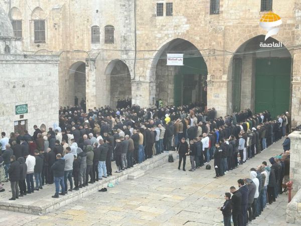 قرابة 40 ألف مصلٍ يؤدون صلاة الجمعة في المسجد الأقصى المبارك
