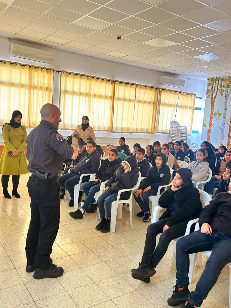 فعاليات توعوية للإطفاء والإنقاذ في مدرسة الرينة الثانوية