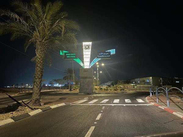 عرعرة تزيّن مدخلها الرئيسي بواجهة حضارية تعكس الهوية المحلية