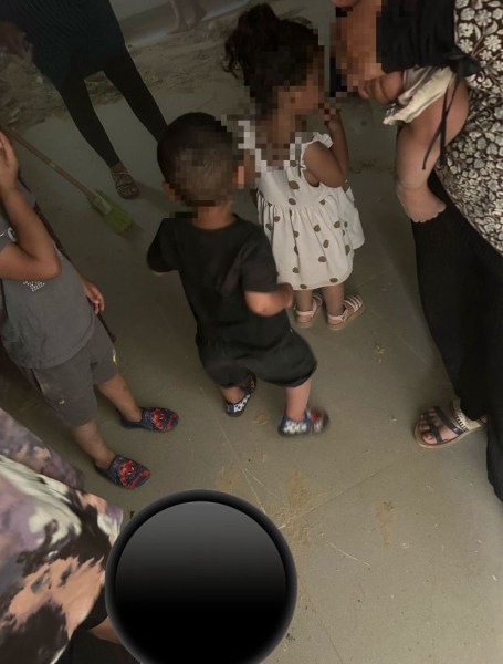 نساء من أبو تلول ينظفن ملجأ مهجور لتوفير مأوى آمن لأطفالهن