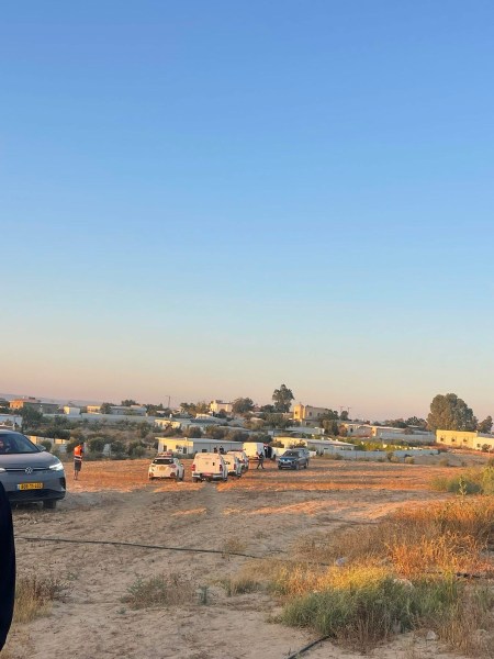 إخلاء أجزاء من قرية أم بطين بعد سقوط صاروخ لم ينفجر في منطقة عائلة أبو عصا