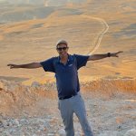 صور – المسار السياحي نقب أبو طاقية: مغامرة في قلب النقب