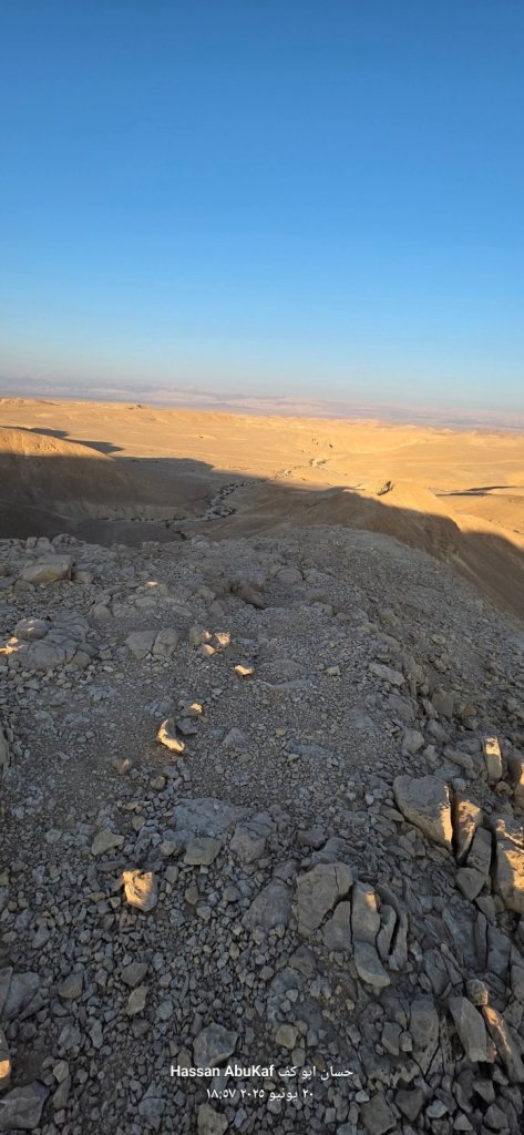 منظر بانورامي من قمة جبل أبو طاقية في النقب، يظهر الارتفاع الشاهق والتضاريس الصحراوية المحيطة.