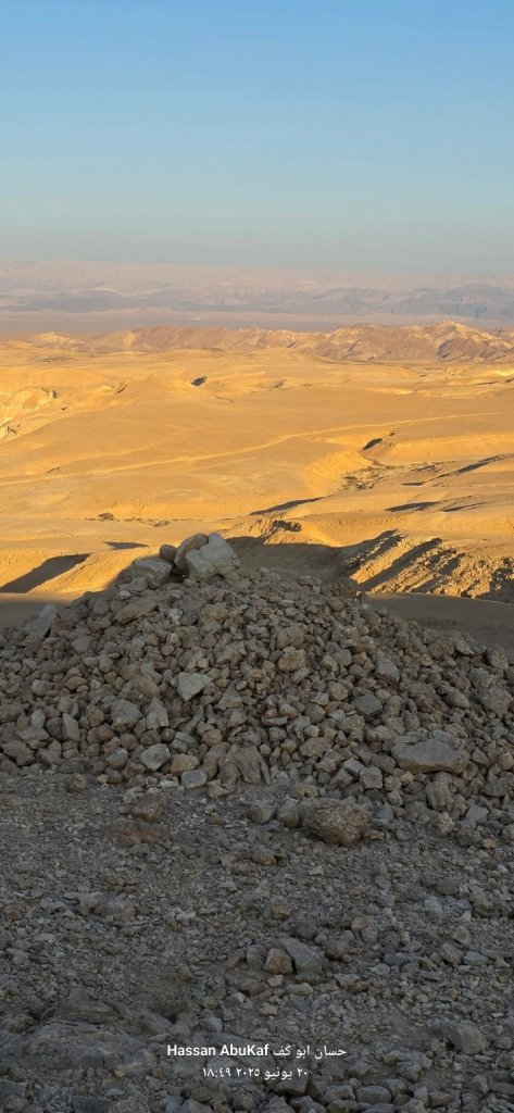 منظر بانورامي لطبيعة الصحراء في النقب مع تلة من الصخور في المقدمة.