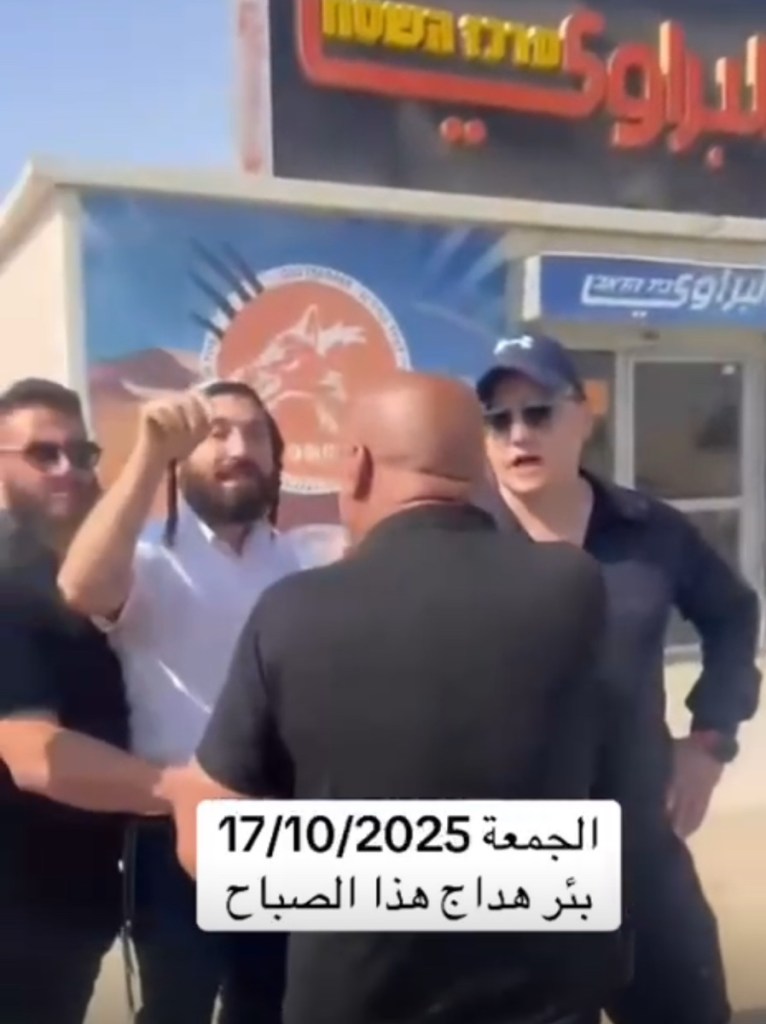 فيديو: أهالي بير هداج يمنعون مستوطنين متطرفين من دخول القرية
