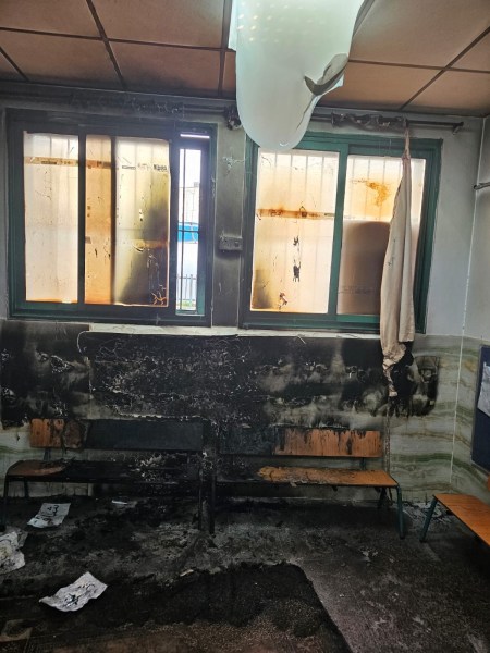 تل السبع: جريمة حرق في مدرسة الرسالة تلتهم صفوفاً تعليمية وتحرم 70 طالباً من مقاعدهم الدراسية