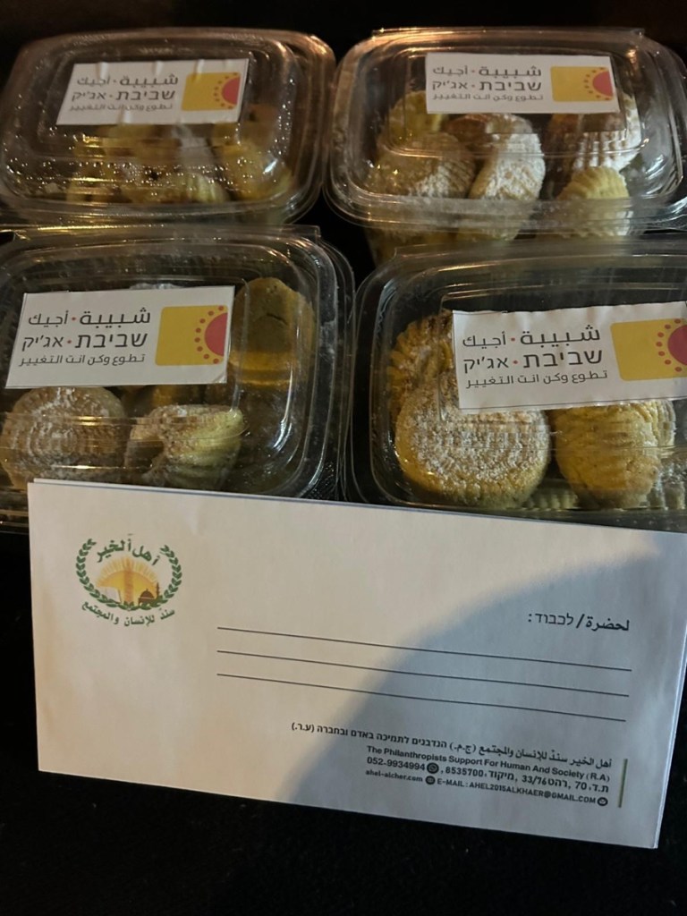 “أهل الخير سند” تواصل توزيع المساعدات ومتطوعو “أجيك” يشاركون بالحلويات