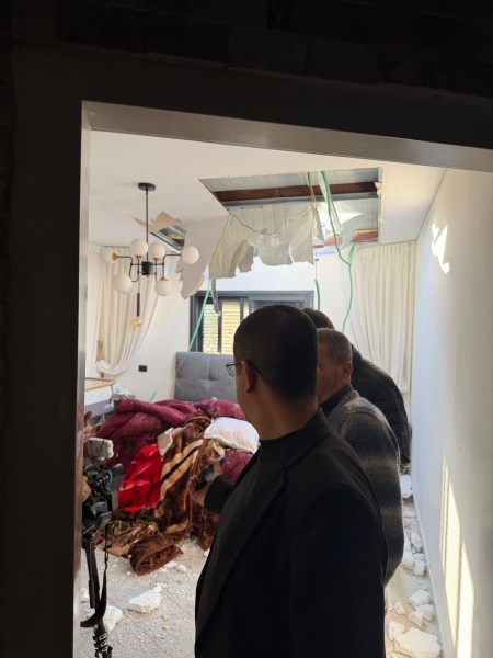 تفاصيل بالفيديو: سقوط شظايا صاروخ باليستي على منزل الدكتور محمد يوسف النصاصره في النقب