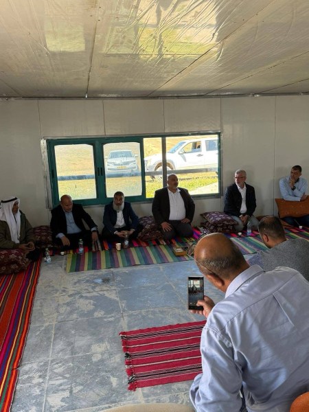 وفد من القائمة الموحدة يزور قرية السرة ويؤكد التضامن مع السكان