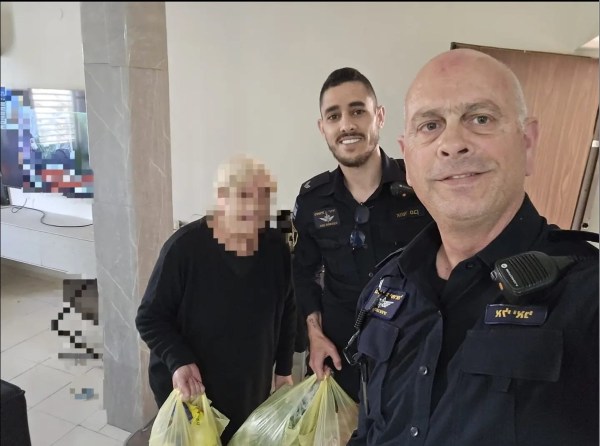 الشرطة تفتح تحقيقاً في سرقة أموال امرأة مسنة في بئر السبع وتقدم لها مساعدة غذائية