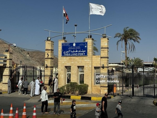 مصر ترفع رسوم العبور في معبر طابا إلى 120 دولاراً.. قرار سيادي وسط زيادة الحركة الحدودية