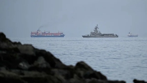أنباء عن تبادل إطلاق نار بمضيق هرمز وانفجارات في بندر كنجان بالخليج الفارسي
