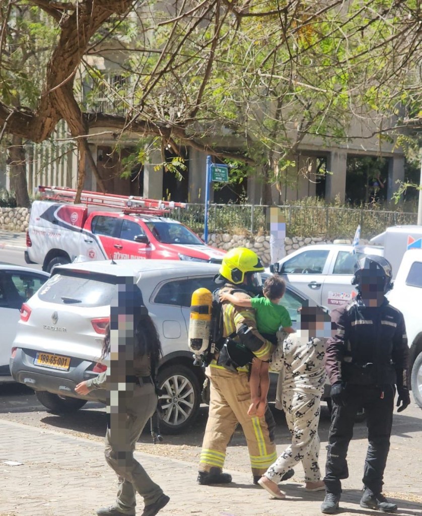 بئر السبع: تخليص 12 شخصاً بينهم 3 أطفال إثر حريق في مبنى سكني