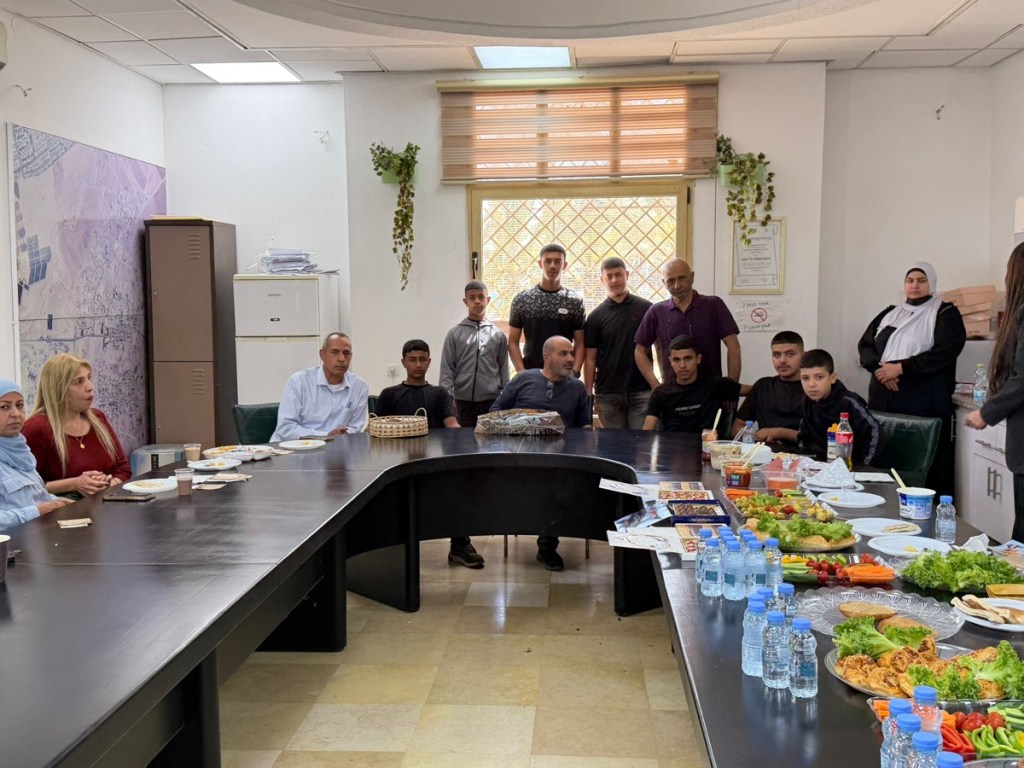 طلاب مدرسة المستقبل التكنولوجية بتل السبع يزورون المجلس المحلي بمناسبة عيد الأضحى وتعريفًا بمساراتها التعليمية