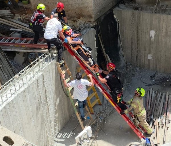الطيبة: إنقاذ عامل سقط في حفرة بعمق 4 أمتار ونُقل للمستشفى بحالة خطيرة