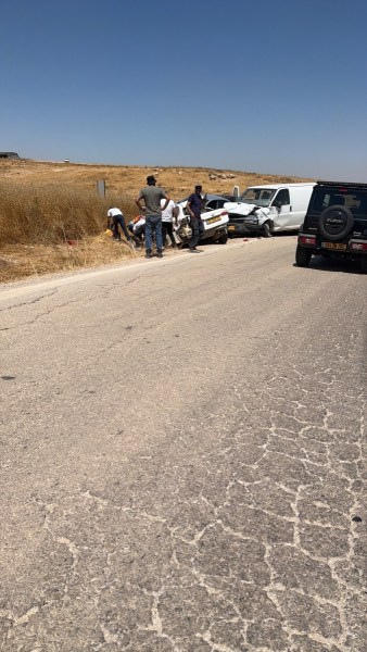 حادث طرق بين مركبتين قرب محمية لهب ومسعفون يجرون عمليات إنعاش لرجل ثلاثيني