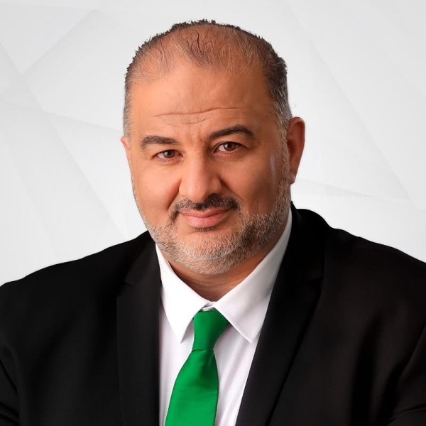 منصور عباس يرد على الحملة ضده ويحمل قيادات الجبهة والتجمع مسؤولية عدم الالتزام بتعهداتهم