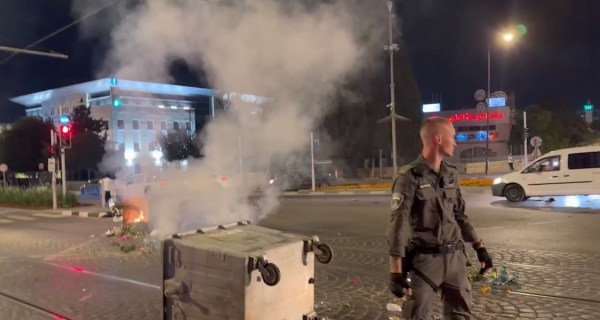 الشرطة تفرق مئات أحدثوا اضطرابات بالقدس وبيت شيمش وتفتح طرقًا بعد إشعال حاويات ورشق حجارة