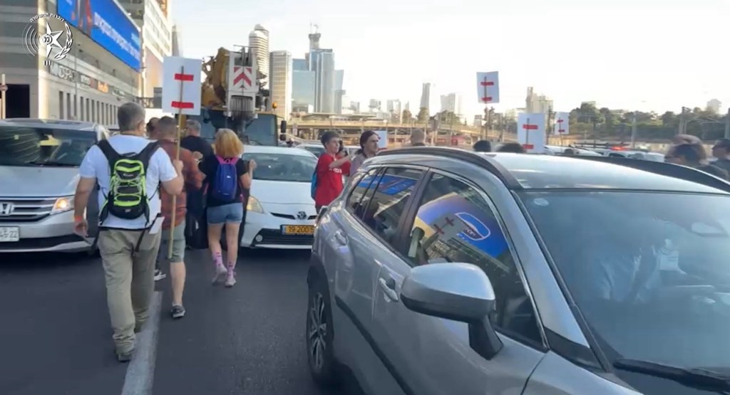 الشرطة تفتح نتيبي أيالون وتعتقل 8 أشخاص قطعوا الطريق مساء اليوم