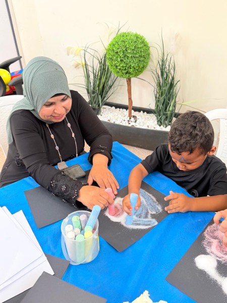 لأول مرة في النقب: انطلاق فعاليات مخيم الوالدية بمشاركة الأمهات والأبناء في رهط