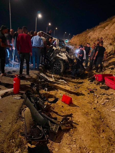 فيديو: مصرع رجل وإصابة اثنين بحادث سير بين شاحنة ومركبة على طريق 80 قرب مفترق تل عراد وإغلاق الطريق