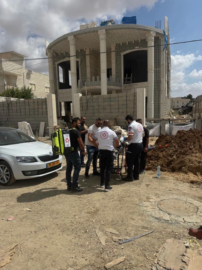 انهيار أرضي لخط مجاري في حوره بالنقب وإصابة عاملين بجروح متفاوتة