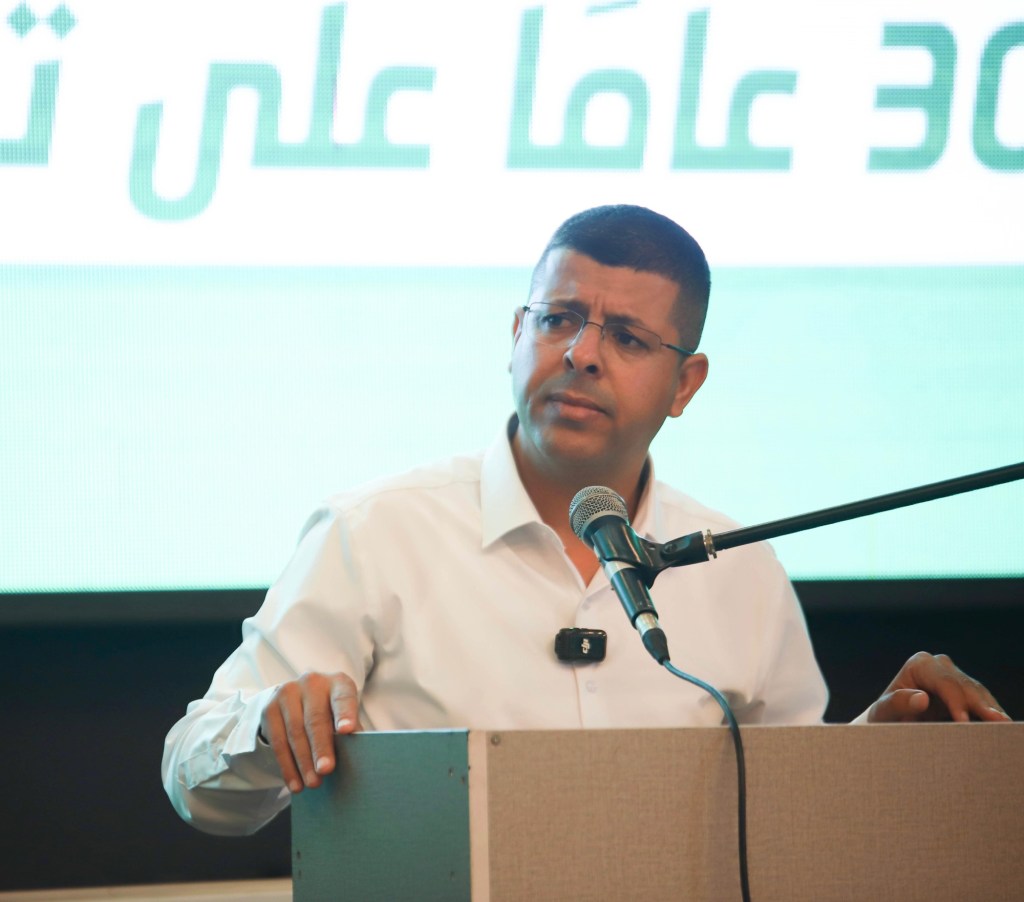 النائب الهواشلة ينتقد توزيع الثلاثية شهادات الوطنية في اليوم الدراسي الأول