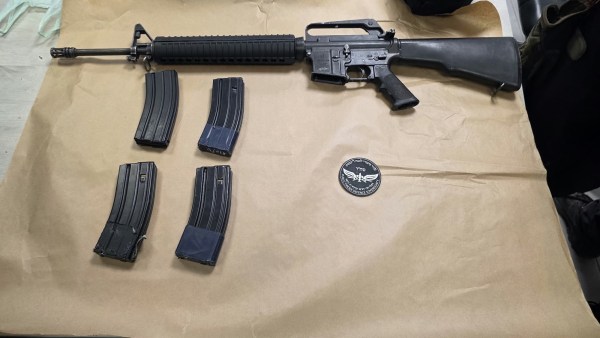 ضبط بندقية M-16 وذخيرة برهط وتوجيه اتهامات لقاصر وبالغ