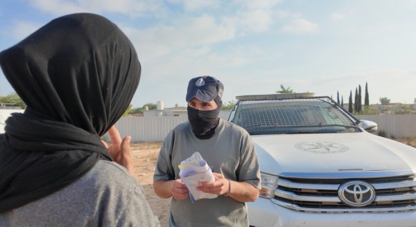 الشرطة تداهم مواقع ببئر هداج وتوقف 10 بإدعاء تعدد الزوجات و15 امرأة و67 طفلاً