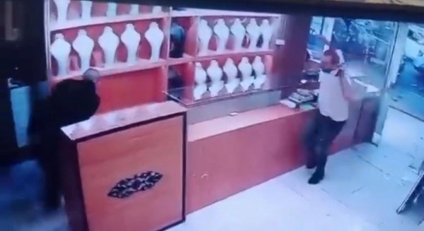 الظاهرية: وفاة الشاب يوسف الحروب وإصابة آخر بإطلاق نار في محل للذهب