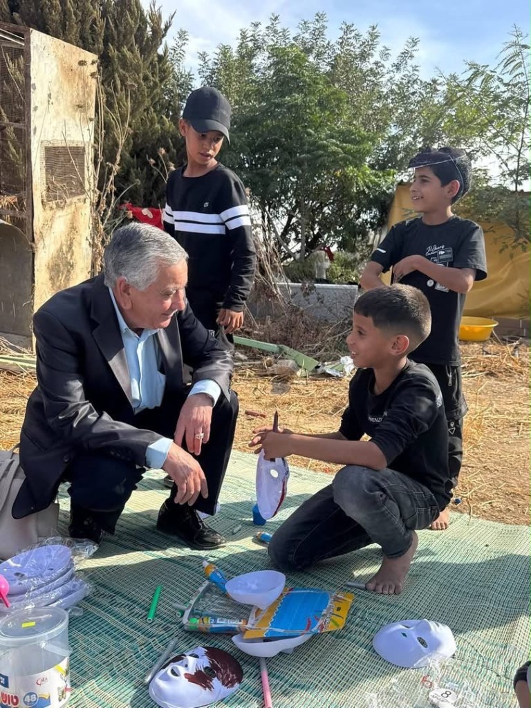 المركز الجماهيري رهط يقدم اليوم فعاليات وهدايا لأطفال قرية الضحية بعد هدم منازلهم