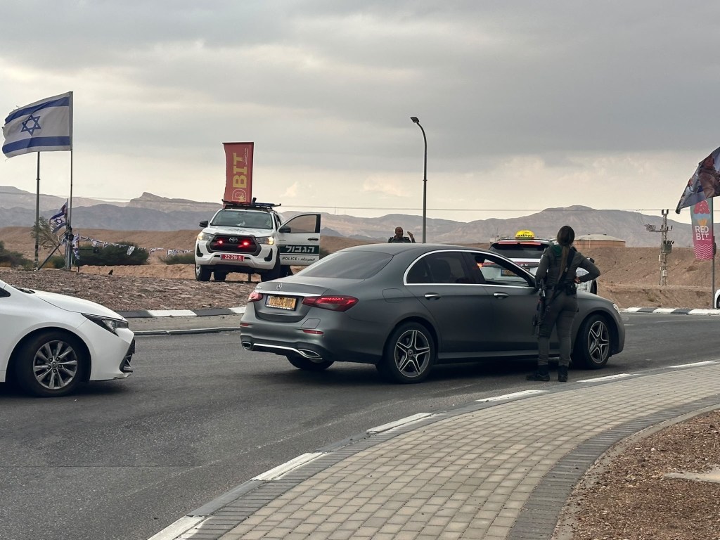 الشرطة: إغلاق جميع الطرق المؤدية إلى إيلات ومنها بسبب فيضانات طريق العربة (90)