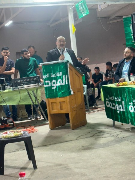 الدكتور منصور عباس يعرض رؤيته السياسية والانتخابية في لقاء جماهيري بمدينة رهط. أكد عباس أن هدف القائمة العربية الموحدة هو أن تصبح القوة الأولى في المجتمع العربي والنقب.