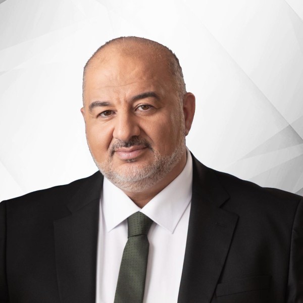حوار بين الدكتور منصور عباس وابنه محمد